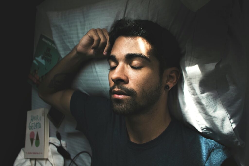 Yeh ready-made alt text use kar sakta hai:

> `Tired young person with visible dark circles struggling to stay awake, symbolizing the effects of poor sleep on daily energy and focus.`